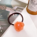Elastico per capelli con camelia in resina corallo e fascia elastica marrone scuro - Arancione