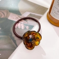 Elegante elastico per capelli con fiore di camelia in acetato ambrato e cordino - Caffè