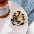 Cute acetate cat hair claw clip in tortoiseshell cream and black with golden details - 5cm / Beige Tortoise Shell