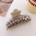 Nahaufnahme einer taupefarbenen Haarklammer mit weißen 3D-Blumen und braunen Strasssteinen - 3D-Blumen mit Strass Besetzt / Grau (9.2cm)