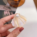 Eleganter Haarclip in Muschelform mit irisierendem Perlmutt-Finish und Golddetails - Muschelform (4cm) / Hellgelb (4cm)