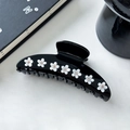 Eleganter schwarzer Acetat-Haarclip mit zarten weißen Blumen und kleinen Diamantakzenten - Große Haifischform / Groß