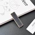 Elegante pinza para el pelo rectangular con patrón de rejilla dorada sobre esmalte negro - 6.2cm / Pinza Cuadrada Azul