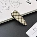 Pinza para el pelo minimalista en beige y negro con textura clásica de rombos retro - 6.2cm