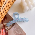 Pince à cheveux fleur bleu clair translucide avec centre rose et finition pailletée - 11cm / Bleu