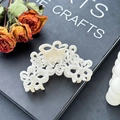 Elegante pinza per capelli a fiore in acetato avorio con trama marmorea e strass brillanti - Bianco Iridescente