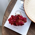 Pinza per capelli retrò in tessuto rosso scuro con fiore di camelia su piano in legno - Medio / Rosso Scuro