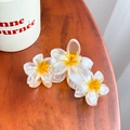 Pince à cheveux mate et translucide avec trois fleurs de frangipanier et dégradé jaune - 11cm / Jaune