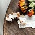 Molla per capelli con trama marmorea crema e caramello e bordo ondulato su legno - Caffè Crema (8.8cm)