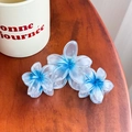 Pinza para el pelo con flor de frangipani en azul degradado mate y resina - Grande / Azul