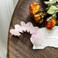 Elegante pinza per capelli in acetato viola perlato con texture marmorizzata su legno - Rosa Pallido Iridescente (8.8cm)