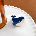 Pince à cheveux baleine bleue et blanche en acétate sur une assiette à perles - Baleine Bleue Profonde