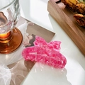 Pince à cheveux noeud en acétate marbré rose pour coiffures élégantes sur fond blanc - 8.3cm / Rose rouge