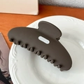 Pinza per capelli opaca marrone caffè 10cm in resina con logo Chic me su piatto bianco - grigio scuro