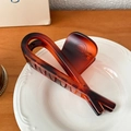 Elegant large amber tortoise shell hair claw clip made of glossy acetate resin - Caramel-12cm