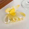 Eleganter Schmetterlings-Haarclip aus marmoriertem Acetat in Gelb mit Herz-Verzierung - Gelb und Weiß