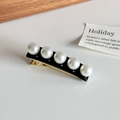 Elegante pinza para el cabello de acetato negro con cinco perlas blancas y base dorada - 5.4cm / Negro
