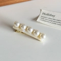 Elegante pinza de acetato blanco con cinco perlas brillantes sobre una base dorada - 5.4cm / Blanco Idiscente