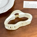 Pearlescent beige wavy cloud hair claw clip with golden spring on dark wood background - 9.2cm / Beige