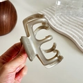 Handgefertigte taupefarbene Acetat-Haarklammer mit goldenem Frankreich-Label für Frauen - Groß / Grau