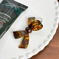 Vintage tortoiseshell acetate bow hair clip with French style engraving on a ceramic plate - Caramel color