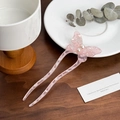 Rosafarbener Schmetterling-Haarstab aus Acetat mit Perlen auf Holzhintergrund - 15CM / Schmetterling Stil - Transparent Pink