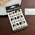 Lot de 6 mini pinces à cheveux en perles sur carte posées sur bois sombre - Ensemble 4