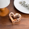 Pince à cheveux cœur marbre marron et beige avec ressort doré sur table en bois - Style Coeur-Café (2115)