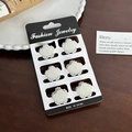 Élégant ensemble de six paires de boucles d'oreilles fleurs en perles sur carte mode - Ensemble 12