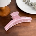 Grande pince à cheveux texture marbre rose pour coiffures élégantes sur bois - Pince Requin-Rose (2115)
