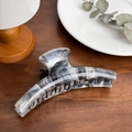 Grande pince à cheveux motif marbre en matériau PC sur une table en bois - Pince Requin-Gris (2115)