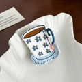 Pinza per capelli a forma di tazza di caffè con motivi floreali blu e etichetta rosa - Bianco