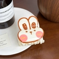 Pince à cheveux lapin blanc crème aux contours bruns dans un décor lifestyle - Lapin Blanc-5.8cm