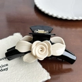 Elegante pinza per capelli floreale con rosa bianco crema su base nera lucida - Rosa Bianca