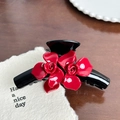 Pinza per capelli in acetato con grandi rose rosse lucide su finitura nera - Camelia rossa