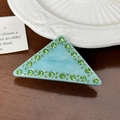Barrette triangle en acétate bleu marbré ornée de cristaux verts étincelants - 6cm / Bleu
