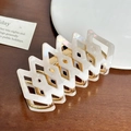 Elegante molletta geometrica a rombo in acetato bianco latte cangiante e metallo dorato - 9.7cm / Bianco Iridescente