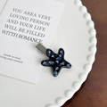 Pince à cheveux étoile de mer marbrée violette avec strass bleus sur assiette - Pince à Cheveux (4.3cm) / Noir Violet