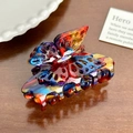 Pince à cheveux papillon élégante en acétate marbré coloré avec design ajouré - 6.3cm / Bleu iridescent
