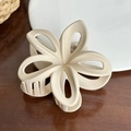 Matte beige Haarklammer im Frangipani-Blüten-Design mit eleganten Aussparungen - Beige / 7.9cm