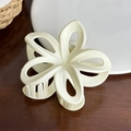 Eleganter cremeweißer Haarklammer-Clip mit mattem Plumeria-Blütendesign - Creme / 7.9cm