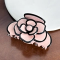 Haarklammer mit Kamelienblüte in Rosa und Schwarz aus Acetat mit glänzendem Finish - 7.5cm / Rosa
