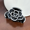 Eleganter schwarz-weißer Kamelien-Haarclip aus Acetat-Harz auf edlem Holzdekor - 7.5cm / Schwarz