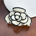 Eleganter Kamelien-Haarklammer aus cremeweißem und schwarzem Acetat für Damen-Haarschmuck - 7.5cm / Creme