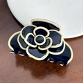 Haarklammer mit Kamelienblüte aus Acetat in Schwarz und Creme mit Schicht-Design - 7.5cm / Dunkelblau