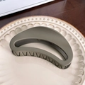 Pinza per capelli opaca verde oliva a mezzaluna su un piatto decorativo in ceramica - Grande / Grigio