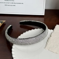 Cerchietto imbottito nero di lusso con strass argentati lucidi su piatto decorativo - Stile di Lusso con Strass / Argento Pieno di Strass