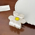 Elegante molletta per capelli a fiore bianco perlato con stame giallo su legno - 6.4CM / Pinza a Fiore Bianca
