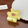 Pinza per capelli a fiore giallo vivace con finitura perlata su superficie in legno - 6.4CM / Pinza a Fiore Gialla