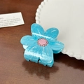 Pinza per capelli a fiore blu con finitura perlata e dettaglio centrale rosa - 6.4CM / Pinza a Fiore Blu
